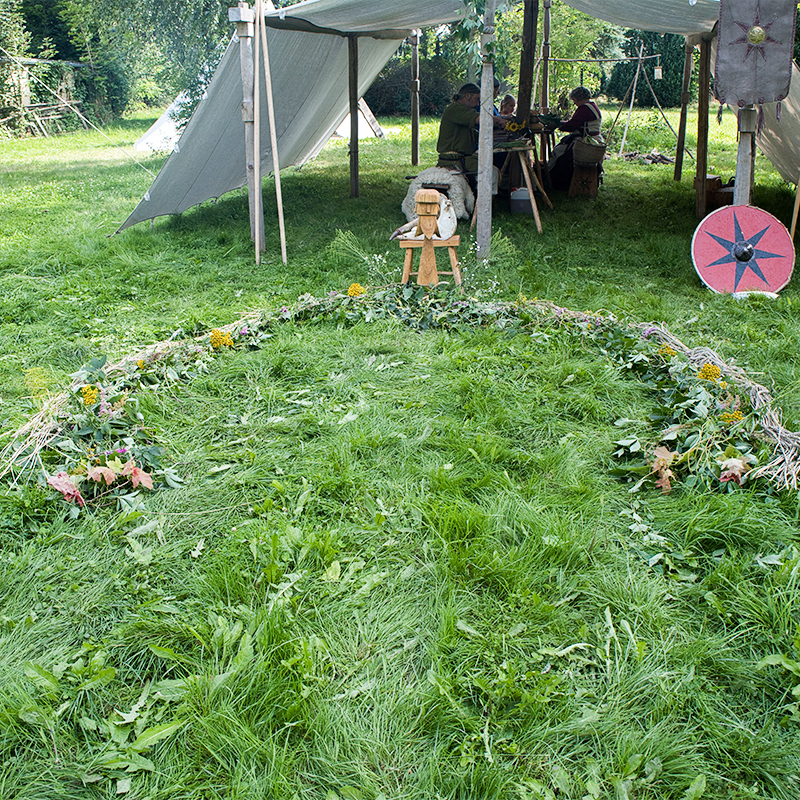 der heilige kreis ist mit Blumen geschmückt