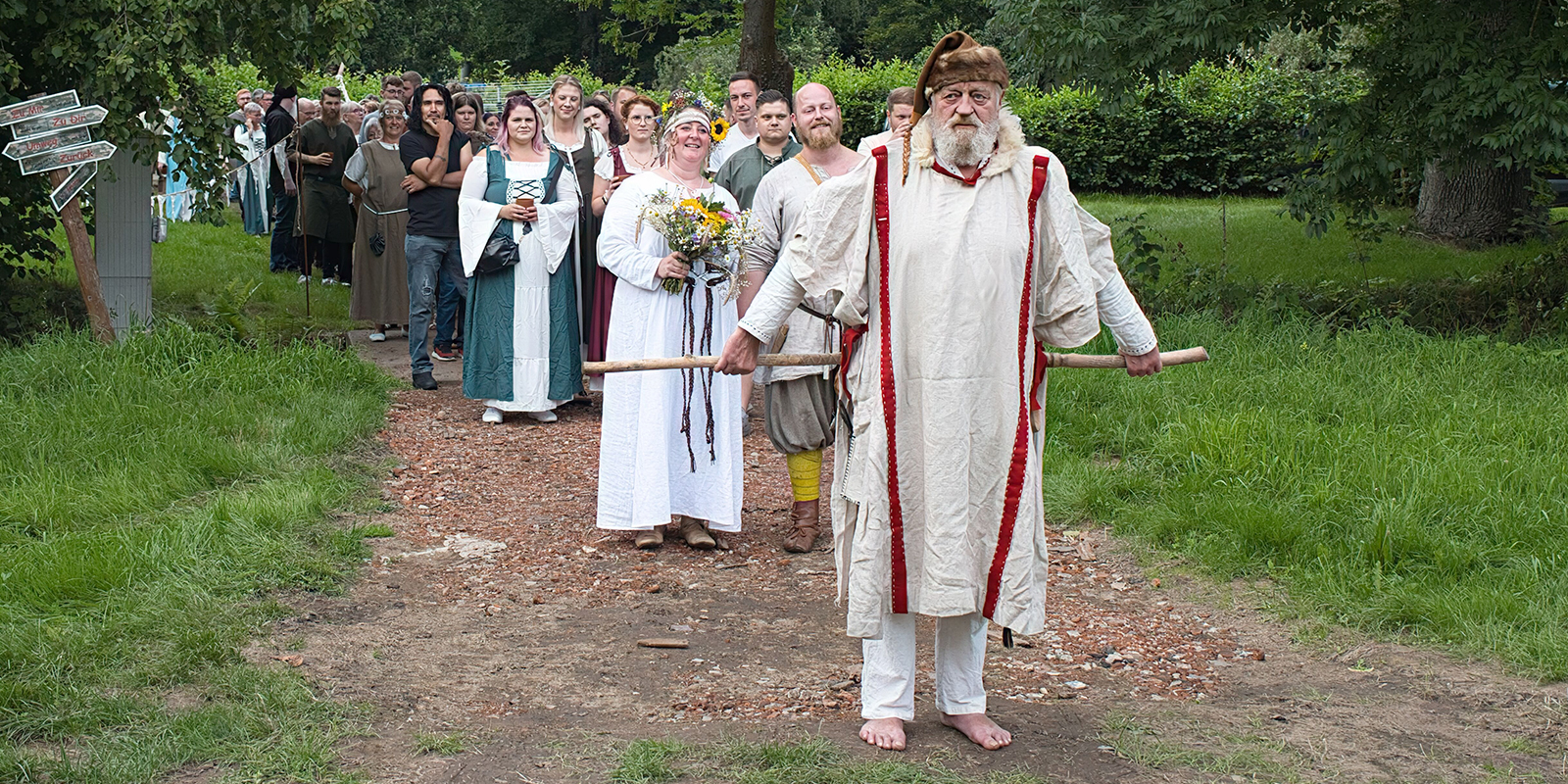 Das Paar auf dem Weg zum heiligen Kreis