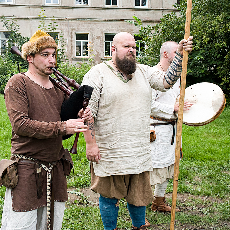 Musikanten und Speerträger