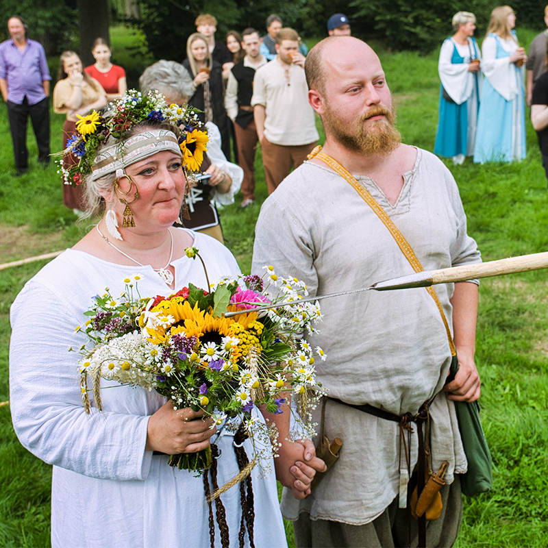 Ein Speer stpoppt das Brautpaar