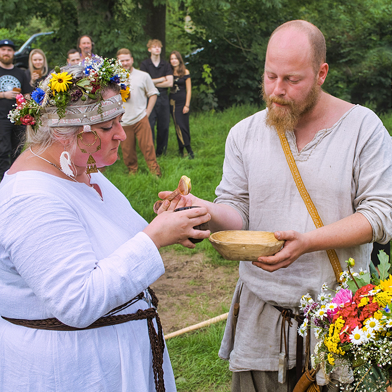 Milch und Honig wird gereicht